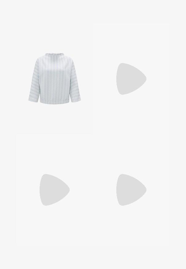 Hellblau-weißes Oberteil mit hohem Kragen und dreiviertel Ärmeln, das ein strukturiertes Streifenmuster aufweist.; Hellblaue weite Jeans aus Denim, mit hoher Taille, fünf Taschen, Knopfverschluss und dezentem Verblassen für Textur.; Schwarze Leder-Loafer mit goldfarbener Hardware. Der Schuh zeichnet sich durch ein elegantes Design und eine glatte, glänzende Oberfläche aus.; Schwarze, oversized Sonnenbrillen mit ovalen Gläsern, glattem Kunststoffrahmen und goldenen Akzenten an den Bügeln. Die dunklen Gläser bieten Sonnenschutz.; Weiche braune Hobo-Stil Handtasche mit einem einzigen breiten Trageriemen und einer geschwungenen Oberteilöffnung, auf einem weißen Hintergrund präsentiert.