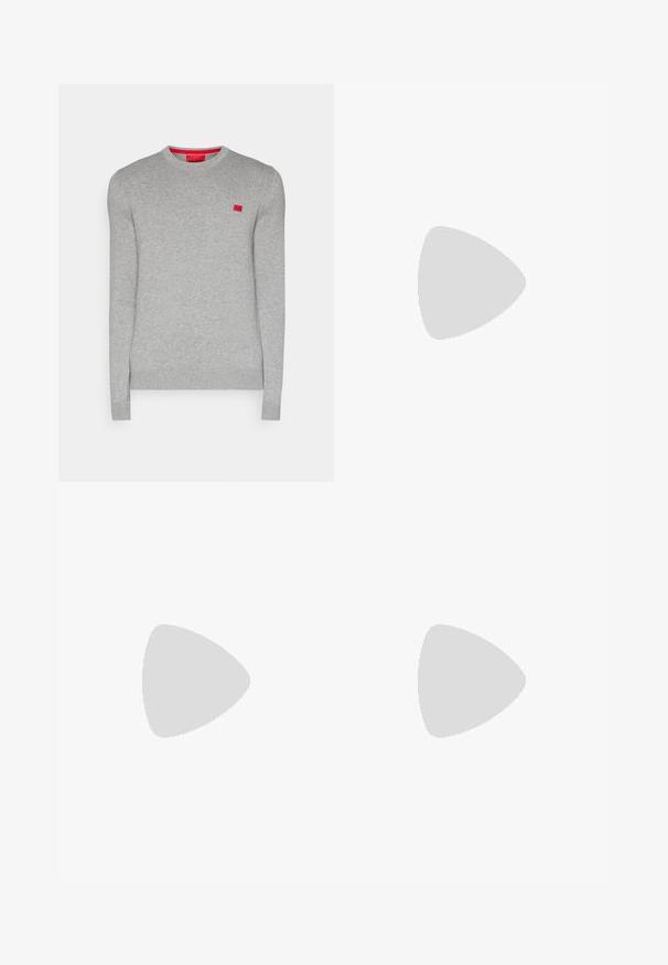 HUGO SAN CASSIUS - Pulover - medium grey; Bela bombažna majica z okroglim izrezom, kratkimi rokavi in majhnim črnim logotipom "W.W." na levem prsnem delu. Gladka tekstura, običajen kroj.; Brazdaste hlače iz bombaža z naravnim krojem in naravnim rezom, ki imajo sprednje žepe in kovinske dodatke za dodatno trdnost.; Črne visoke teniske z belim podplatom in vezalkami, v kombinaciji z ohlapnimi modrimi džinsom, naslonjene na sivo ograjo.