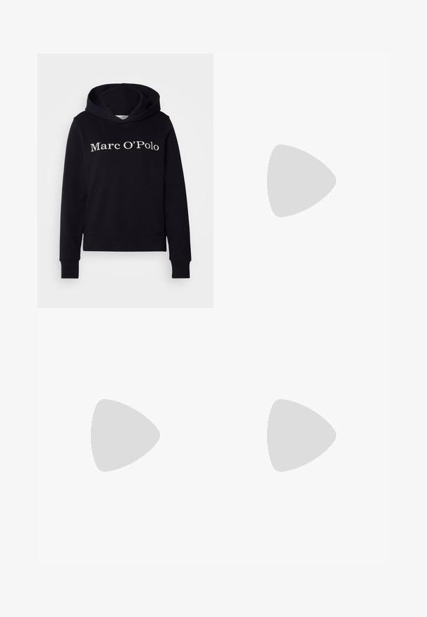 Schwarze Kapuzenjacke mit einem großen weißen "Marc O'Polo"-Logo. Aus weichem Material gefertigt, mit einer Kordelzugkapuze und gerippten Bündchen an den Ärmeln.; Weisse, maßgeschneiderte Hosen mit geradem Bein, die über einen Knopfverschluss, Gürtelschlaufen und Seitentaschen verfügen; glatte Stoffoberfläche.; Schwarze Lackleder-Slingback-High Heels mit spitzem Schuh und einem geometrischen Blockabsatz. Verfügt über ein schlankes, minimalistisches Design und eine glatte Textur.; Weiße Schultertasche mit texturierter Oberfläche, zentralem Schnallenakzent und geschwungener Form. Reißverschluss an beiden Seiten.