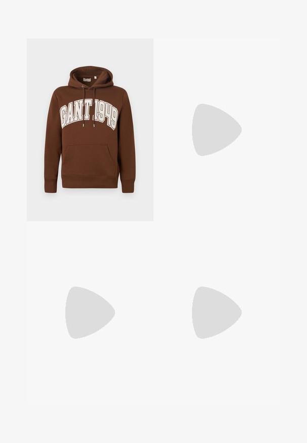 Smeđa pamučna dukserica s kangaroo džepom, kapuljačom sa špagom i bijelim natpisom "GANT 1949" preko prsa. Rebrasti rukavi i rub.; Dvoje crnih pamučnih majica s kratkim rukavima, okruglim izrezom i glatkom teksturom, prikazanih n stacked. ; PULL&BEAR MEGA BAGGY - Vrećaste traperice - light grey; Antracitne antilop čizme do gležnjeva s crnim podstavljenim ovratnikom, zlatnim metalnim rupicama, bijelim šavovima i robusnom gumenom potplatom s izraženim šarama.