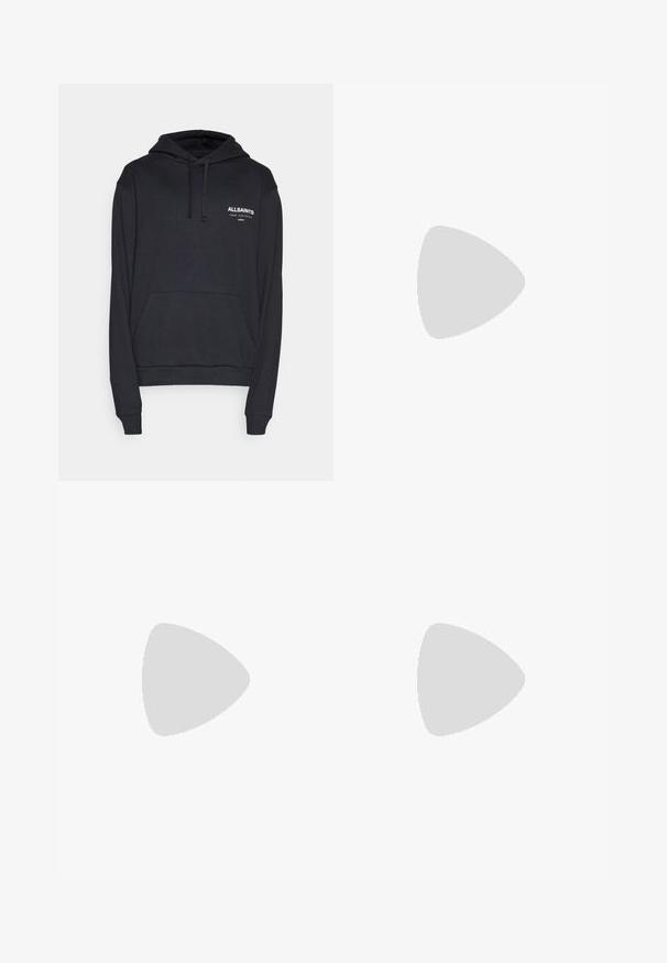 Sweatshirt preto com capuz, feito de uma mistura de algodão, com um bolso tipo canguru na frente, punhos ribados e um pequeno logotipo branco no peito.; T-shirt de algodão azul-marinho com decote redondo e mangas curtas. Apresenta um design simples sem padrões ou embellishments.; Calças de ganga azuis com corte reto, apresentando cinco bolsos, fecho com botão e detalhes de costura laranja sobre um fundo branco limpo.; Sapatilhas pretas de lona com biqueiras e atacadores de borracha brancos. O contraste nas costuras e os ilhós de metal acrescentam detalhe. Usadas com calças bege e tecido preto.; Mala de duffel preta feita de material sintético texturizado. Apresenta duas alças e uma correia de ombro ajustável. Design simples sem padrões visíveis.