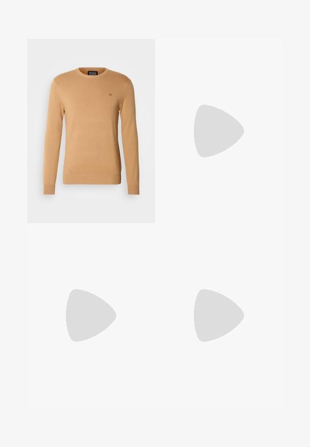 Beige Rundhalspullover aus weichem Strickmaterial, mit langen Ärmeln und einem kleinen, auf der Brust gestickten Logo.; Weißes Baumwoll-T-Shirt mit Rundhalsausschnitt, kurzen Ärmeln und einem dezenten geprägten Logo auf der Brust. Das Innenschild hat einen orangefarbenen Akzent.; Schwarze maßgeschneiderte Hose mit geradem Schnitt. Aus glattem Stoff gefertigt, mit flachem Frontbereich, Gürtelschlaufen und zwei Seitentaschen.; Schwarzer Leder-Schnürschuh mit abgerundetem Zeh, glatter Textur, minimaler Naht und niedrigem Gummiabsatz. Logo auf der Ferse.; Schwarze Duffel-Tasche aus strukturiertem Kunstmaterial. Verfügt über zwei Griffe und einen verstellbaren Schultergurt. Einfaches Design ohne sichtbare Muster.