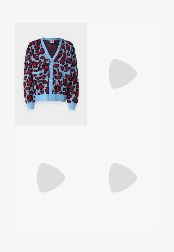 Knitted cardigan featuring a leopard print in red and black on a light blue background, with a V-neck and two front pockets.; Black cotton t-shirt with short sleeves, a crew neck, and a small logo tag on the front featuring care symbols in white.; EA7 Emporio Armani TRAIN VISIBILITY  - Shorts - black/cream; Black suede sneaker with a white rubber sole, featuring tonal stitching and lace-up design. Smooth texture with a modern, streamlined shape.