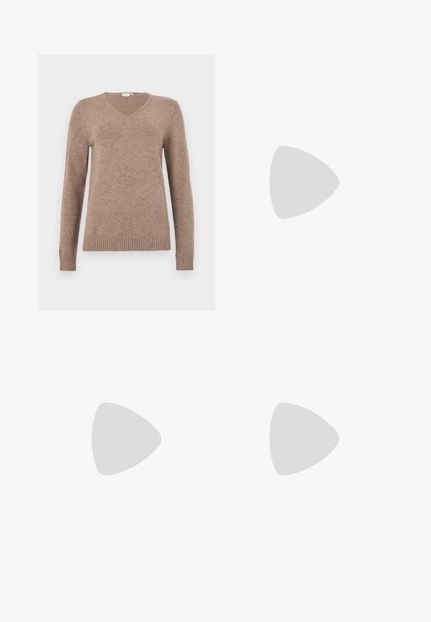 V-ringad tröja i ljusbrun färg, tillverkad av mjukt material. Har långa ärmar och ribbad nederkant och ärmslut för extra textur. Enkel design.; Svarta vida byxor med hög midja, knäppdetaljer i midjan och framfickor.; Svart lackläder ankelboot med spetsig tå och en medelhög klack. Slät textur och minimalistisk design.; Svart läder tote-väska med två långa handtag, en slät yta och en strukturerad form. Har en framficka för extra förvaring.