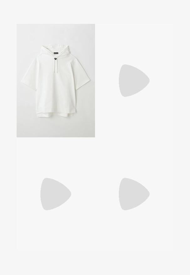 Sudadera blanca de manga corta, que cuenta con un cierre de cordón, una capucha forrada y un sutil dobladillo en capas en la parte inferior. Material de algodón suave.; Camisa de manga larga en color topo, hecha de una tela suave, con un cierre frontal de botones oscuros y un pequeño logo en el pecho.; Filippa K WIDE TROUSERS - Pantalones - driftwood; Mocasines de ante beige sin cordones con un diseño recogido, que presentan una suela plana y una correa decorativa en el empeine. Textura suave.