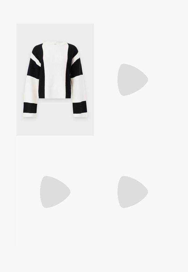 Maglione cropped a coste con righe bianche e nere. Presenta maniche larghe e un coltondo, realizzato in tessuto a maglia testurizzato.; Pantaloni neri a gamba larga con vita alta, dettagli con bottoni in vita e pieghe frontali.; Stivaletto in pelle verniciata nera con punta a punta e tacco a blocco di altezza media. Texture liscia e design minimalista.; Borsa a tracolla in pelle nera con due manici lunghi, una texture liscia e una forma strutturata. Presenta una tasca frontale per ulteriore spazio di archiviazione.
