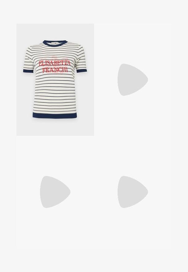 Camiseta de algodón a rayas con ribete azul marino, que presenta el nombre "Elisabetta Franchi" en texto bordado rojo en el frente.; Jeans blancos de pierna ancha hechos de una mezcla de algodón. Cuentan con una cremallera en la bragueta, diseño de cinco bolsillos y costuras a lo largo de las costuras.; Tacones negros de piel sintética tipo slingback con punta afilada, que cuentan con un tacón delgado y un detalle en tono dorado en la correa ajustable. Textura suave.; Bolso de mano de cuero negro con un diseño estructurado, que presenta una forma recortada, asa superior y acentos en dorado. Correa de hombro ajustable incluida.