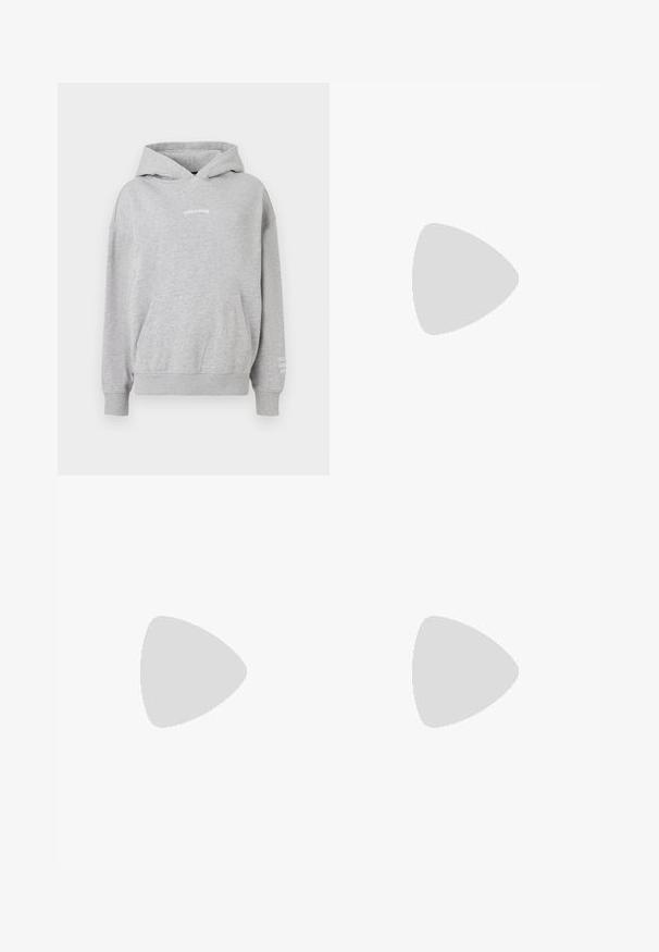 Sweatshirt cinza em algodão com bolso canguru, punhos canelados e texto "PEGADOR" no peito, com texto adicional na manga.; Calças cargo pretas feitas de um tecido brilhante e texturizado. Apresentam um design de perna larga, cintura elástica com cordão e vários bolsos laterais.; Sapatilha atlética preta com parte superior em malha, sola de borracha e toques texturizados. O design inclui um sistema de atacadores pronunciado e sola almofadada.; Mochila de cintura preta em nylon com fecho com zíper, apresentando um grande logótipo branco da Nike. Textura suave e design ergonómico para um uso confortável.