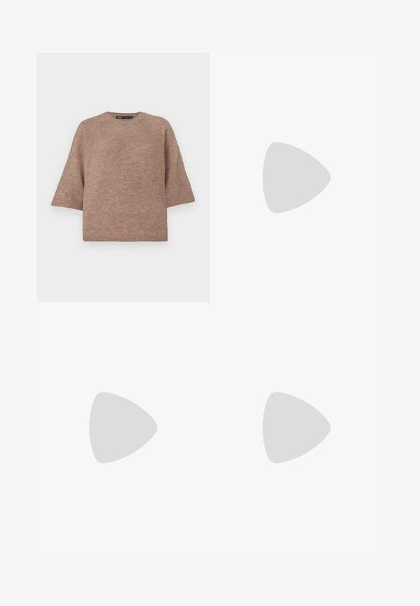 Pull en tricot marron avec un col rond, coupe décontractée et manches courtes et larges. Texture douce, adapté pour une tenue décontractée.; Pantalons larges marron avec une texture lisse, dotés d'une taille haute et de plis à l'avant. Le tissu est léger et tombe de manière fluide.; Sandale à talons hauts en suede marron avec un bout ouvert, une bride de cheville réglable et une semelle de plateforme rayée.; Sac en cuir marron avec un haut froncé et une bandoulière en chaîne. Texture lisse avec une finition brillante et des coutures subtiles sur les côtés.