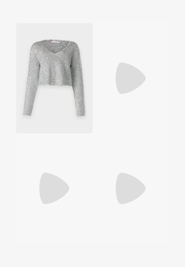 Silberner, verkürzter Pullover mit langen Ärmeln, aus einem flauschigen, strukturierten Material gefertigt. Mit einem tiefen V-Ausschnitt. Glänzendes und leichtes Erscheinungsbild.; Gestreifte weiße Midi-Rock aus Strick mit einem strukturierten Muster und Ausschnitten am Saum. Elastischer Bund. Weiches Material.; Schwarze Leder-Ballettschuhe mit abgerundeter Spitze, glatter Textur, minimalen Nähdetails und einem flexiblen Sohlen-Design.; Braune Ledertasche mit Klappenverschluss, Beschlägen in Goldfarbe, einem Schultergurt und einer glatten Oberfläche. Kompakte rechteckige Form.