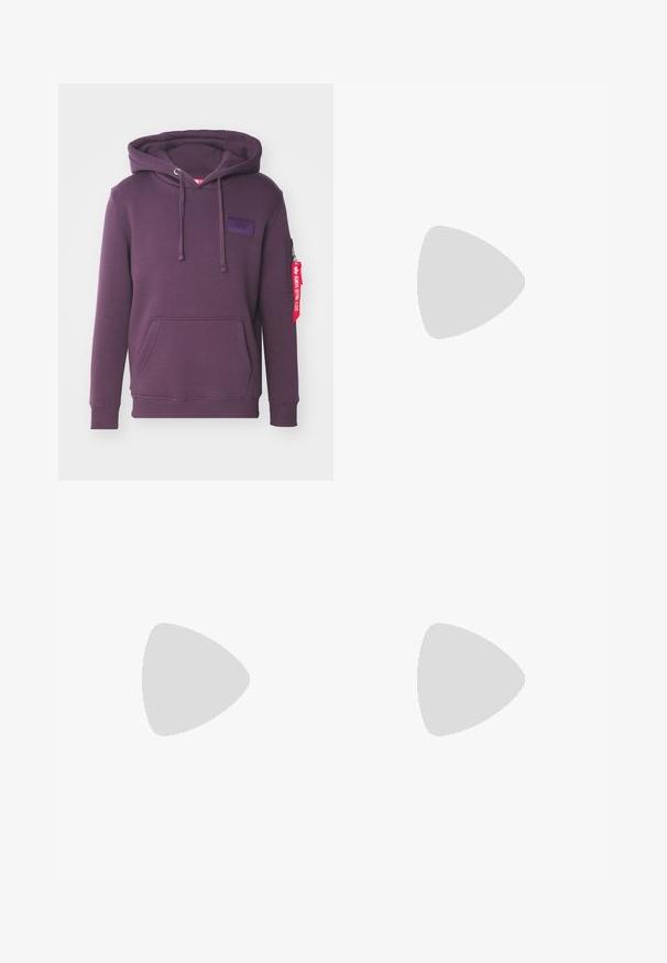 Sudadera morada hecha de un tejido suave, con un bolsillo frontal, cordones, un bolsillo lateral con cremallera y una etiqueta de tela colgando de la manga.; Camiseta de algodón blanca de manga corta, cuello redondo y un corte relajado. Textura suave y sin patrones ni acentos visibles.; Jeans de mezclilla negra con corte recto, con cremallera, cinco bolsillos y costuras de contraste a lo largo de las costuras.; Zapatilla deportiva gris con parte superior de malla y ante, acentos blancos, suela acolchada y un diseño distintivo con elementos reflectantes.