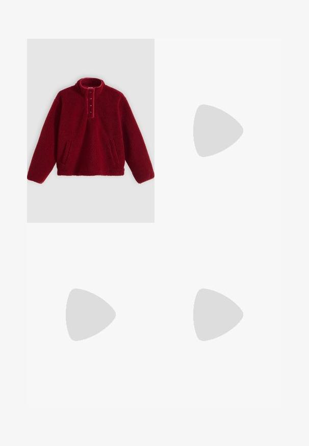 Camisola polar vermelha com gola alta e carcela de quatro botões, apresentando dois bolsos laterais e superfície macia e texturizada.; Jeans de lavagem clara, de cintura alta, feitos de denim. Apresentam pernas largas, duas áreas rasgadas nos joelhos e o estilo clássico de cinco bolsos.; Sapatilha alta de tela branca com sola de borracha preta, bico de borracha na frente e seis ilhós para os atacadores, apresentando um design limpo e minimalista.; Bolsa de mão em couro vermelho com um design angular e geométrico. Apresenta uma única alça ajustável e um fecho com aba, com detalhes cosidos.