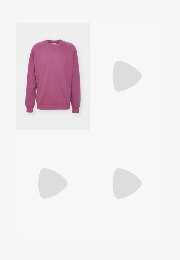 Carhartt WIP CHASE - Sweatshirt - dusty fuchsia/gold; Hellblaue Jeans aus Denim mit geradem Bein, ausgestattet mit einer mittelhohen Taille, fünf Taschen sowie einem Knopf- und Reißverschluss.; Schwarze Lederloafers mit einem fransenverzierten Akzent, ausgestattet mit einer robusten schwarzen Sohle und gelber Naht entlang der Kante. Texturierte Oberfläche.; Dreischichtige Halskette aus Silbermetall mit schlanken, flexiblen Ketten mit leichtem Glanz, gesichert mit einem Karabinerverschluss und verstellbarer Kette.