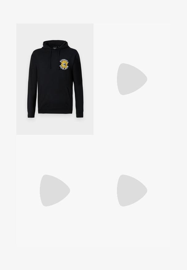 Sweatshirt preto com capuz, com um bolso frontal e um gráfico de girassol em branco e amarelo "Sunnie's Pool Bar" no peito. Material de algodão macio.; Calças pretas sob medida com um corte reto, feitas de um tecido suave. Apresentam passadores de cinto e um detalhe de pregas na parte da frente.; Ténis brancos em pele com acabamento suave, biqueira arredondada, atacadores planos e sola texturizada. Acento em camurça cinza na parte do calcanhar.; Óculos de sol transparentes com lentes retangulares castanhas, apresentando hastes finas e transparentes e detalhes em metal nas laterais.