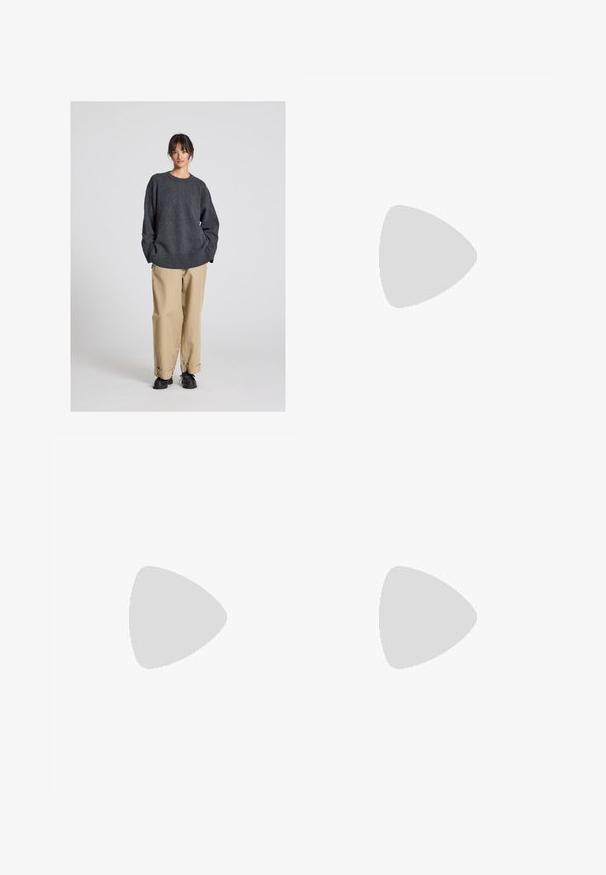Maglione grigio con una vestibilità morbida e orlo a costine, abbinato a pantaloni beige con risvolto e scarpe nere. Tessuto liscio, design minimalista.; Shorts in denim bianco con un design a taglio dritto, caratterizzati da una vita alta, due tasche posteriori e una leggera rifinitura con cuciture.; Stivaletti alla caviglia in suede beige con un interno morbido, dotati di suola platform e di una linguetta sul retro per una facile indossabilità. Suola in gomma texturizzata.; Occhiali da sole ovali neri con lenti scure, montatura in plastica lucida, aste larghe e un piccolo accent in oro su un lato.