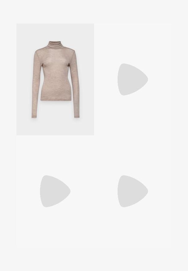 Langärmliges Turtleneck-Oberteil aus weichem, hellem Beigefarbenem Stoff. Figurbetontes Design mit glatter Textur und hohem Kragen.; Schwarze, ausgestellte Jeans aus Denim mit hoher Taille, ausgestattet mit einem Metallknopfverschluss, Fronttaschen und dezentem Verblassen des Stoffes.; Schwarze Leder-Ankle-Boots mit spitzem Zehenbereich und niedrigem Kitten-Absatz, glatte Oberfläche, seitlicher Reißverschluss, vor einem neutralen Hintergrund präsentiert.; Schwarze Leder-Umhängetasche mit weicher Textur, dreieckiger Form und verstellbarem Tragegurt, kombiniert mit einem hellblauen gestreiften Hemd und weißen Hosen.