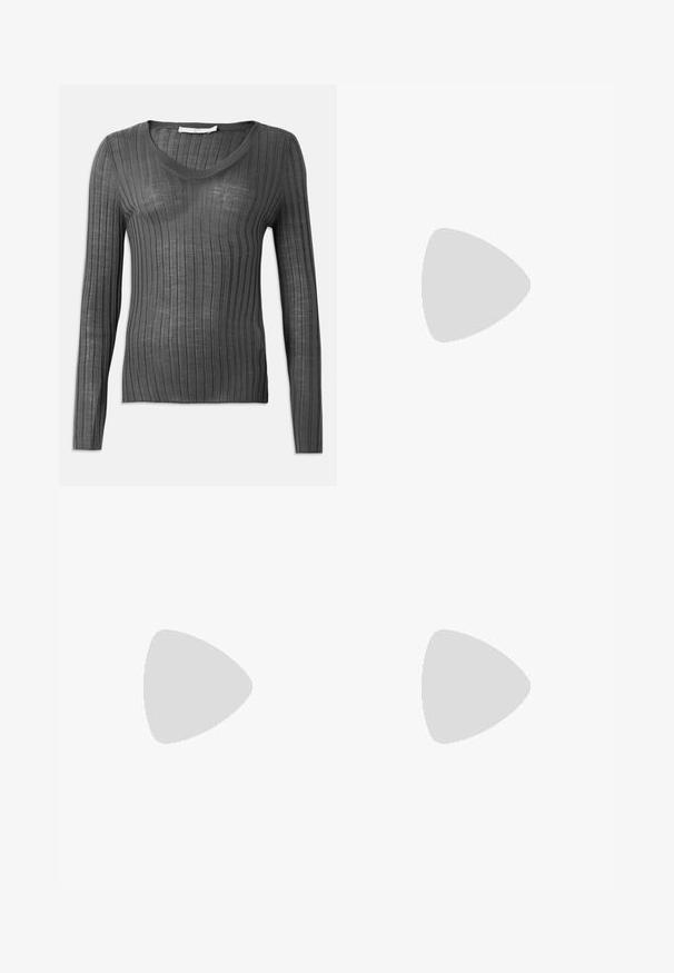 O suéter cinza de manga longa em V apresenta uma textura canelada e design justo. O material parece leve e ligeiramente transparente, com riscas verticais.; Calças pretas com uma cintura elástica e cordão ajustável, apresentando um design de perna reta e uma textura suave. Sem padrões ou detalhes.; Sapato de salto kitten de bico fino em couro verniz preto para mulheres, com salto baixo, exibido em perfil sobre um fundo cinza claro liso.; Saco de couro preto com uma alça de corrente prateada, apresentando ornamentos em forma de asas e costura branca ao longo da costura inferior.