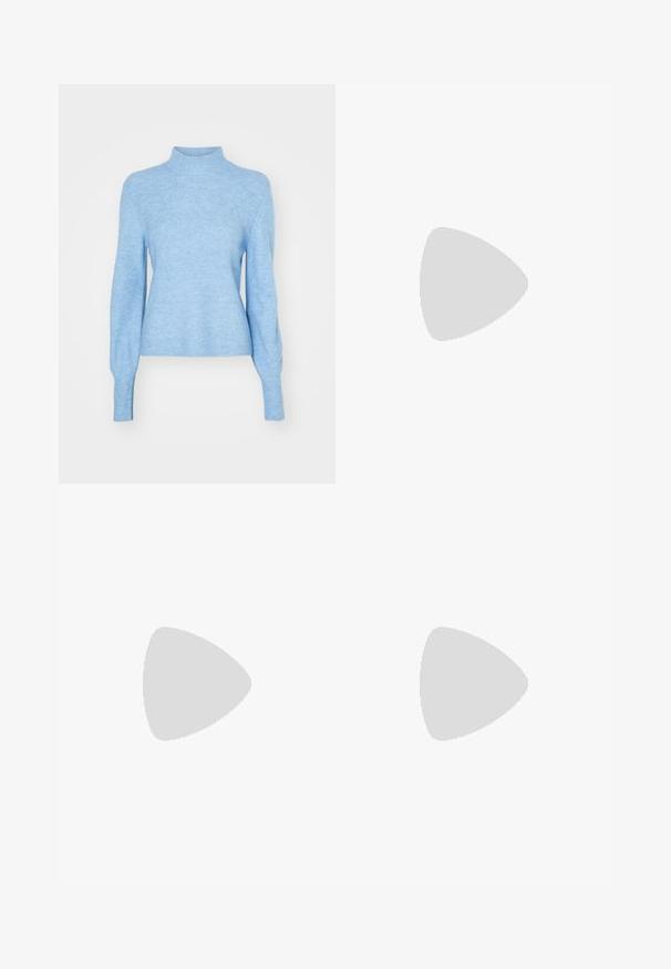 Pulover tricotat de culoare albastră deschisă, cu guler înalt, mâneci lungi și textură ribbed. Prezintă o siluetă ajustată și o finisare netedă.; Blugi bej cu croi larg, din bumbac. Au închidere cu nasture, bucle pentru curea și buzunare frontale, cu o textură netedă și moale.; Bocanci negri de glezna din piele netedă, cu fermoar lateral, toc texturat și masiv, și design cu vârf rotund.; Geantă tote neagră din piele, cu textură netedă, formă rectangulară și două mânere lungi. Fără hardware vizibil sau ornamente.