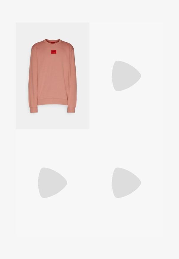 HUGO DIRAGOL - Sweater - light/pastel red; Witte katoenen T-shirt met een ronde hals en korte mouwen, met een fijne textuur en minimalistisch ontwerp. Geen patronen of accenten.; Zwarte denim jeans met een recht gesneden ontwerp, voorzien van een knoop- en ritssluiting, vijf zakken en subtiele stikseldetails.; Zwarte canvas sneakers met hoge schacht, witte rubberen zolen en veters, met een cirkelvormig logo aan de zijkant, gecombineerd met denim en zwarte broeken.