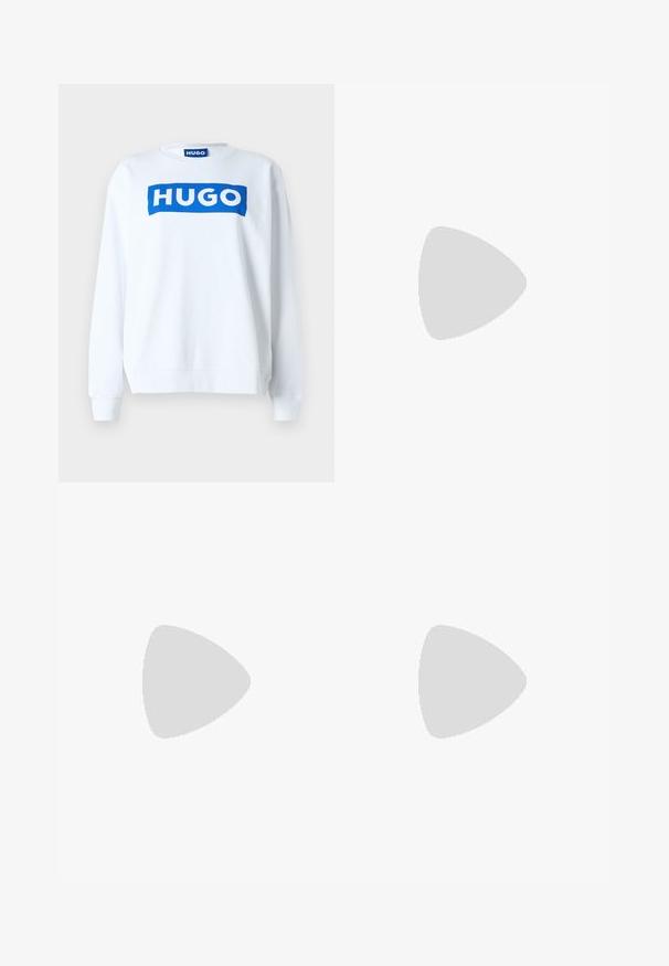 Bílá mikina z bavlněné směsi s modrým logem "HUGO" na přední straně, kulatým výstřihem a žebrovanými manžetami a lemem.; Světle modré rozšířené džíny vyrobené z denimové látky, s vysokým pasem, předními kapsami a surovým lemem na manžetách pro uvolněný vzhled.; Černé kožené boty na podpatku s otevřenou patou a špičatou špičkou, s tenkým podpatkem a zlatým akcentem na nastavitelném pásku. Hladký povrch.; Černá kožená kabelka se strukturovaným designem, jejíž tvar je zkrácený, má horní rukojeť a zlaté kovové detaily. Součástí je i nastavitelný ramenní popruh.