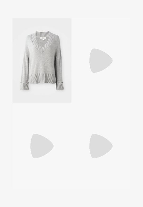 Gaišs pelēks adīts vilnas maisījuma džemperis ar V veida kakla izgriezumu, ar ribotiem piedurknēm, apakšmalu un kakla izgriezumu, redzami salocīti piedurkņu gali.; Melni ādas bikses ar gludu tekstūru, taisnas piegriezuma, divi priekšējie kabatas un redzami šuvju izstrādājumi.; Melnas ādas potītes zābaki ar norādītu purngalu, gludu tekstūru un strukturētu blokveida papēdi. Iezīmē augstu, salocītu apkakles dizainu.; Melnas ādas iepirkumu soma ar divām garām rokturām, gludu tekstūru un strukturētu formu. Iekļauj priekšējo kabatu papildu uzglabāšanai.