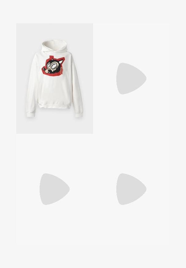 Sweatshirt à capuche blanc avec un graphique de visage d'animal en cartoon noir sur fond rouge. Fabriqué en matériau doux avec des poignets côtelés.; Jean en denim bleu avec une coupe droite, présentant un motif de texte "Vivienne Westwood" répété en blanc. Design classique à cinq poches.; Baskets en cuir beige clair avec des lacets plats, une surface texturée et une semelle en caoutchouc crème contrastante, associées à un pantalon noir fuselé.; Sacoches en cuir noir pour ordinateur portable avec deux poignées supérieures, une bandoulière amovible, une fermeture éclair et un détail de couture contrastant sur le côté.