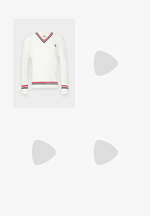 Pulover alb cu model torsadat și decolteu în V, având accente dungi negre și roșii pe guler și manșete, și un mic grafic brodat.; Tricou negru cu mânecă lungă, realizat din bumbac, cu un guler rotund și un mic logo brodat cu un crocodil verde pe partea stângă a pieptului.; Pantaloni bleumarin dintr-un material neted, cu un design cu picior drept, cusături pentru curea și închidere cu nasture și fermoar.; Adidași Lacoste de culoare gri închis, din material mesh și sintetic, cu o talpă texturată și accente maronii pe guler și branding.