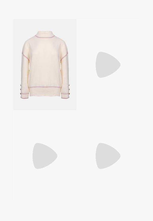 Sweter w kolorze kremowym, wykonany z miękkiego materiału, z wysokim dekoltem, różowymi akcentami na szwach oraz dekoracyjnymi guzikami na rękawach.; Czarne spodnie szerokie z teksturowanej tkaniny, z elastycznym paskiem w talii i odpinanym paskiem w talii dla regulowanego dopasowania.; Czarne skórzane szpilki z ostrym noskiem i niskim słupkowym obcasem. Wyposażone w pasek na kostkę z złotym zapięciem. Gładka tekstura.; Czarna skórzana torba na ramię z dwoma długimi uchwytami, gładką teksturą i sztywną formą. Posiada przednią kieszeń dla dodatkowego przechowywania.