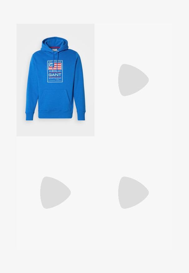 Modrá mikina s kapucňou vyrobená z mäkkého materiálu, so prednou klokankou, sťahovacou kapucňou a centrálnym grafickým logom s textom v červenej a bielej farbe.; BOSS TEE - Základné tričko - open white; Béžové bavlnené nohavice so strihom rovného nohu, s gombíkovým zapínaním a záhybmi vpredu pre pridanie detailu.; Biele tenisky s béžovými semišovými akcentmi a svetlými gumovými podrážkami; majú nízky dizajn a štruktúrované detaily na vrchnej časti.