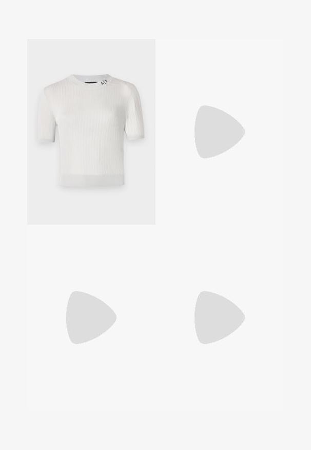 Maglione corto a maniche corte bianco in costina con scollatura rotonda, caratterizzato da un dettaglio con logo vicino al colletto e una texture liscia e leggermente lucida.; Gonna midi bianca in maglia con un motivo testurizzato a righe verticali e dettagli a taglio vicino all'orlo. Vita elasticizzata. Materiale morbido.; Pantofole da balletto nere in pelle con punta arrotondata, texture liscia, dettagli di cucitura minimi e design con suola flessibile.; Borsa a tracolla in pelle marrone con chiusura a pattina, hardware color oro, tracolla e una finitura liscia. Forma rettangolare compatta.