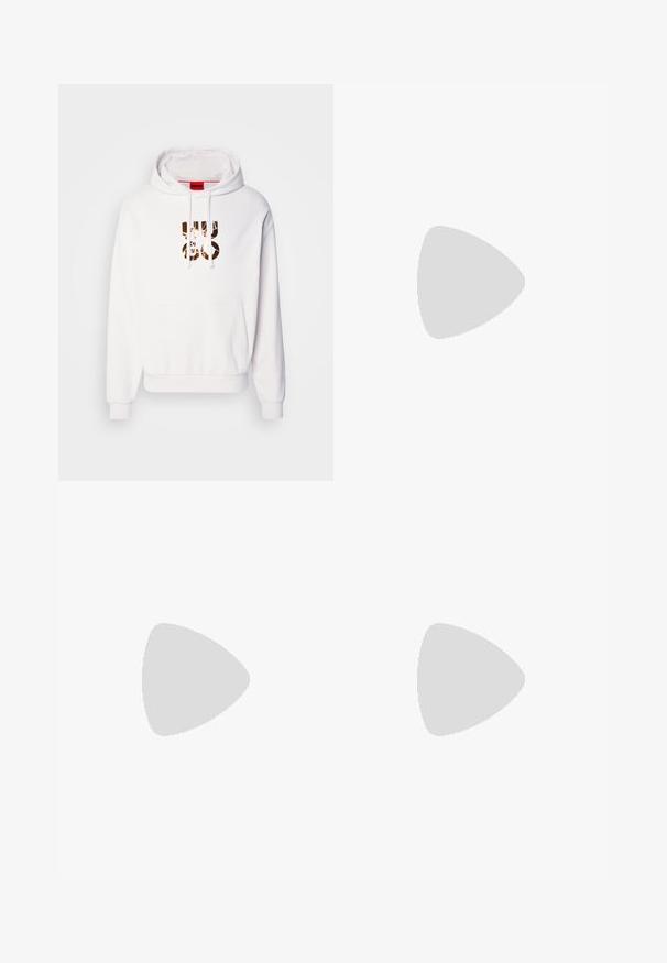 Sudadera blanca con un bolsillo tipo canguro, capucha ajustable con cordones y un gran logo gráfico metálico en la parte frontal. Tela suave con puños y dobladillo acanalados.; T-shirt de manga corta color crema con collar alto, que presenta la palabra "BOSS" impresa en negro en la parte delantera del cuello y en la etiqueta interior.; Pantalones jogger ajustados negros con cordones blancos, puños acanalados y un logo sutil en el muslo superior sobre un fondo liso.; Zapatilla negra con parte superior de cuero liso, puntera redonda, cordones planos, cuello acolchado y diseño minimalista. Suela de goma con un patrón de relieve sutil.