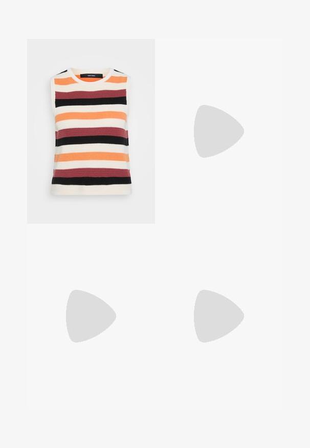 Top tricot sans manches avec des rayures horizontales orange, crème, bordeaux, noir et gris foncé. Tissu texturé avec un col rond.; Culottes en denim bleu clair avec une taille nouée, jambes larges et ourlets effilochés. Comprend des poches et une texture légèrement délavée.; Sandale noire à lanières avec un bout carré et un petit talon bloc. Elle présente plusieurs fines lanières et une sangle de cheville ajustable. Fabriquée en cuir lisse.; Sac fourre-tout en cuir noir avec une texture lisse, une forme structurée, deux poignées et un détail en boucle argentée proéminent à l'avant.