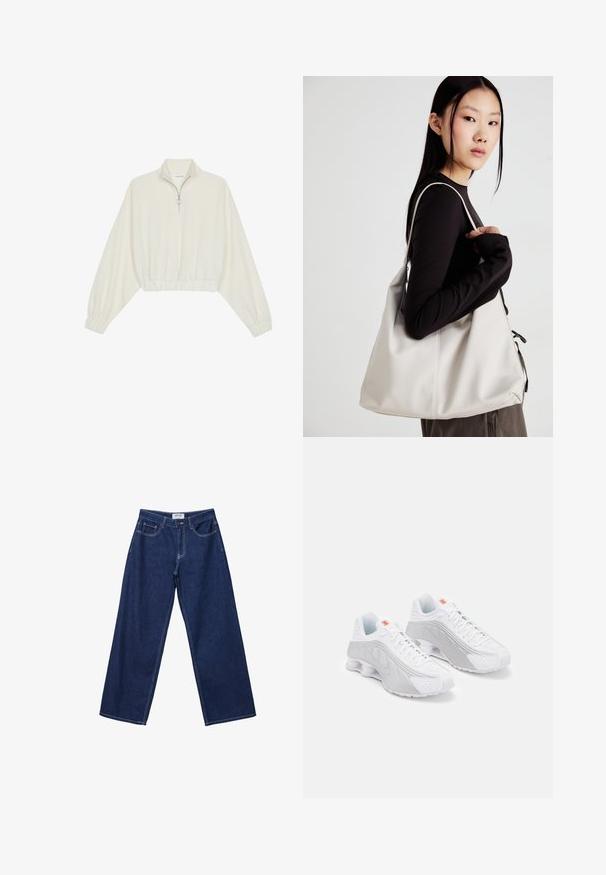 Skraćeni pulover od kremastog materijala, s visokim ovratnikom, zatvaranjem na polovicu munje, elastičnim rubom i manžetama, s glatkom teksturom i minimalnim dizajnom.; Široke tamnoplave traperice s dugmadi, pet džepova i kontrastnim bijelim šavovima. Tkanina ima glatku, lagano teksturiranu površinu.; Bijele tenisice za trčanje s sivim naglascima, s teksturiranim gornjim dijelom, perforacijama za ventilaciju i segmentiranim petnim dijelom za ublažavanje.; Bežna torba od mekog materijala s opuštenim dizajnom, šivanim detaljima i dva remena za rame. Pogodna za svakodnevnu upotrebu.