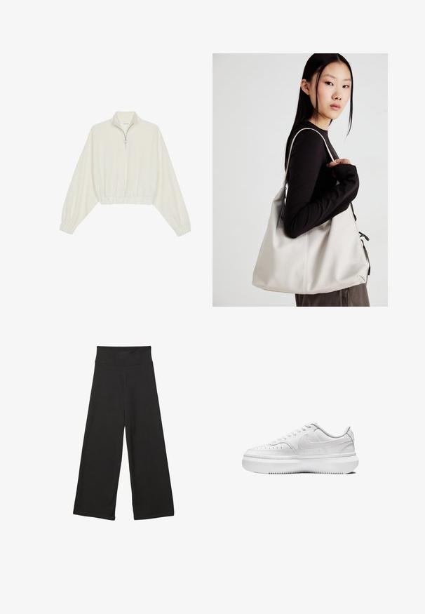 Zkrátený pulover z krémového materiálu, s vysokým golierom, polovičným zipsom, elastickým lemom a manžetami, s hladkou textúrou a minimalistickým dizajnom.; Čierne nohavice s širokými nohavicami a vysokým elastickým pásom, vyrobené z mäkkého materiálu s voľným strihom, vhodné na neformálne nosenie alebo relaxačné prostredie.; Biele tenisky s hladkým koženým zvrškom, okrúlou špičkou, perforovanými detailmi a hrubou bielou gumovou podrážkou. Obsahuje logo na boku a ploché šnúrky.; Béžová kabelka vyrobená z mäkkého materiálu, s uvoľneným dizajnom, prišitými detailmi a dvoma popruhmi na nosenie na pleciach. Vhodná na každodenné nosenie.