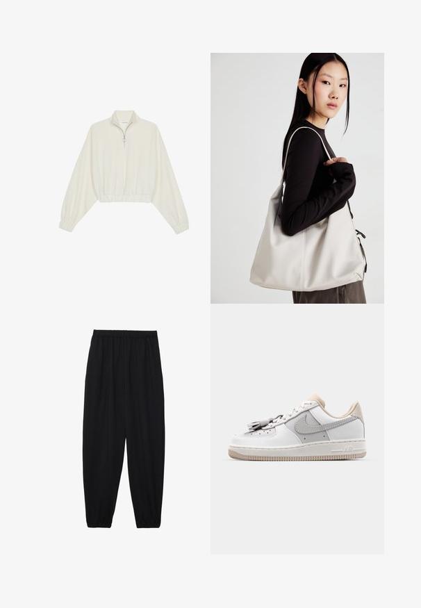 Skraćeni pulover od kremastog materijala, s visokim ovratnikom, zatvaranjem na polovicu munje, elastičnim rubom i manžetama, s glatkom teksturom i minimalnim dizajnom.; Crne, lagane hlače s elastičnom stražnjom pasicom i naboranim gležnjevima. Tkanina je glatka i ima opušteni, suženi dizajn.; Bijele kožne tenisice s sivim naglascima i svijetlosmešankastim petom. Imaju tradicionalno vezanje i teksturirani srednji sloj. Istaknut detalj u obliku resica.; Bežna torba od mekog materijala s opuštenim dizajnom, šivanim detaljima i dva remena za rame. Pogodna za svakodnevnu upotrebu.