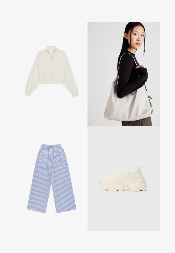 Geknipt pullover in crèmekleurige stof, met een hoge kraag, halve rits, elastische zoom en manchetten, met een soepele textuur en minimalistisch ontwerp.; Blauwe gestreepte wijde broek met rode verticale strepen, gemaakt van lichtgewicht stof, met een elastische tailleband met trekkoord en zijzakken.; Chunky witte sneakers gemaakt van geperforeerd mesh en synthetische materialen, met een dikke zool en ingewikkelde patroon details aan de zijkanten.; Beige handtas gemaakt van zacht materiaal, met een slonzig ontwerp, gestikte details en twee schouderbanden. Geschikt voor dagelijks gebruik.