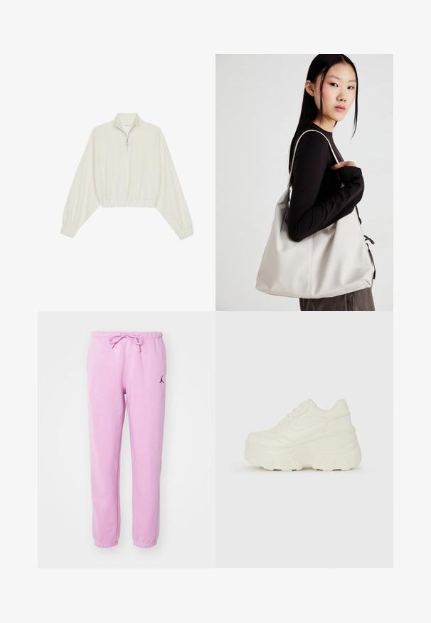 Geknipt pullover in crèmekleurige stof, met een hoge kraag, halve rits, elastische zoom en manchetten, met een soepele textuur en minimalistisch ontwerp.; Lichtroze sweatpants gemaakt van zacht materiaal, met een elastische tailleband met trekkoord en een klein zwart logo op de linker bovenbeen.; Witte platform sneakers met een gladde leren bovenkant, afgeronde vorm, gewatteerde kraag en een gestructureerde rubberen zool met duidelijke profiel.; Beige handtas gemaakt van zacht materiaal, met een slonzig ontwerp, gestikte details en twee schouderbanden. Geschikt voor dagelijks gebruik.