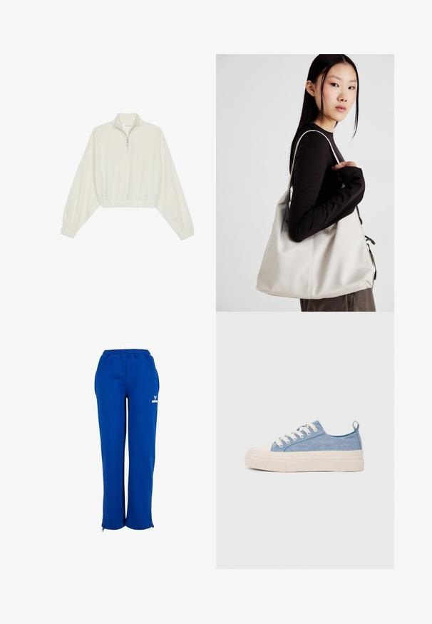 Krém színű, rövidített pulóver, magas gallérral, félig cipzáros záródással, elasztikus derék- és ujjakrésszel, sima textúrával és minimalista dizájnnal.; Kék melegítőnadrág puha anyagból, rugalmas derékrésszel, oldalsó zsebekkel és cipzárral a bokán a szabályozható illeszkedés érdekében.; Világoskék vászon sportcipők, krémszínű gumitippel és talppal, fehér fűzőkkel és egy húzófüllel a sarkán.; Puha anyagból készült bézs kézitáska, laza dizájnnal, varrott részletekkel és két vállpánttal. Mindennapi használatra alkalmas.