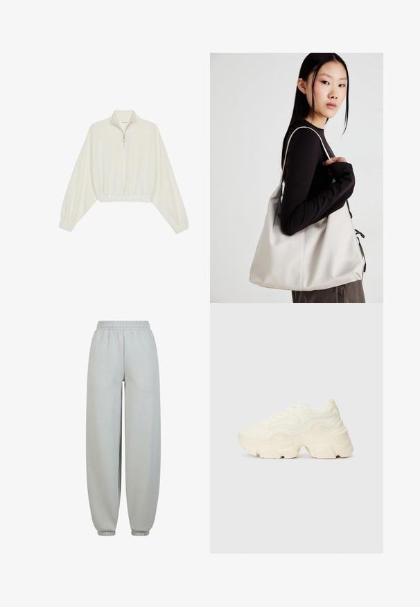 Zkrátený pulover z krémového materiálu, s vysokým golierom, polovičným zipsom, elastickým lemom a manžetami, s hladkou textúrou a minimalistickým dizajnom.; Sivé tepláky s elastickým pásom, zužujúcimi sa manžetami a hladkým povrchom. Sú voľného strihu bez viditeľných vzorov alebo ozdôb.; Masívne biele tenisky vyrobené z texturovanej sieťoviny a syntetických materiálov, s hrubou podošvou a zložitými vzorovými detailmi na bokoch.; Béžová kabelka vyrobená z mäkkého materiálu, s uvoľneným dizajnom, prišitými detailmi a dvoma popruhmi na nosenie na pleciach. Vhodná na každodenné nosenie.