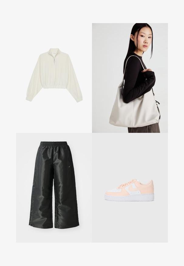 Kort genser i kremfarget stoff, med høy krage, halv glidelås, elastisk nederste kant og mansjetter, med en glatt tekstur og minimalistisk design.; Svarte treningsbukser med en blank, glatt stoff, som har et elastisk liv, vide ben og en liten logo på venstre side.; Nike Air Force 1-skoene har et overdel i hvitt lær med myke rosa detaljer. Gummisålen har tekstur for godt grep. Klassisk design og snøring.; Beige håndveske laget av mykt materiale, med en slapp design, sydd detaljer og to skulderstropper. Passer for daglig bruk.