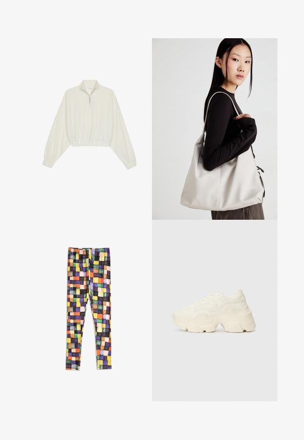 Skraćeni pulover od kremastog materijala, s visokim ovratnikom, zatvaranjem na polovicu munje, elastičnim rubom i manžetama, s glatkom teksturom i minimalnim dizajnom.; Leggingi s višebojnim kariranim uzorkom u nijansama žute, narančaste, zelene, ljubičaste, crne i bež boje na bijeloj podlozi.; Masivne bijele tenisice od teksturirane mreže i sintetičkih materijala, sa debelim potplatom i složenim uzorcima duž strana.; Bežna torba od mekog materijala s opuštenim dizajnom, šivanim detaljima i dva remena za rame. Pogodna za svakodnevnu upotrebu.