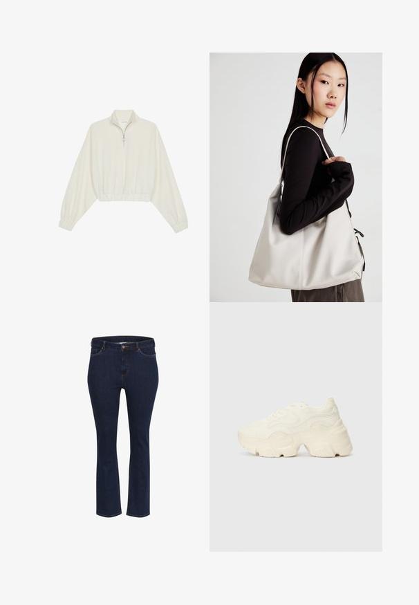 Krém színű, rövidített pulóver, magas gallérral, félig cipzáros záródással, elasztikus derék- és ujjakrésszel, sima textúrával és minimalista dizájnnal.; Kék farmernadrág egyenes szárú szabással, öt zsebbel, kontrasztos varrással és fém gombos záródással a derékon.; Tömbös fehér sneakers, amely texturált hálóból és szintetikus anyagokból készült, vastag talppal és bonyolult mintázattal az oldalakon.; Puha anyagból készült bézs kézitáska, laza dizájnnal, varrott részletekkel és két vállpánttal. Mindennapi használatra alkalmas.