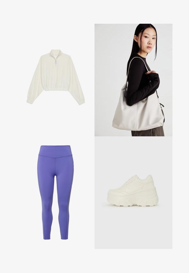Kort striktrøje i cremefarvet stof med høj krave, halvlynlås, elastisk kant og manchetter, glat tekstur og minimalistisk design.; Lilla leggings lavet af strækbart materiale med en høj talje, der har flade sømme og en tætsiddende pasform langs benene.; Hvide platform sneakers med en glat læderlignende overdel, rund form, polstret krave og struktureret gummisål med definerede riller.; Beige håndtaske lavet af blødt materiale med et slouchy design, stikninger og to skulderremme. Velegnet til daglig brug.