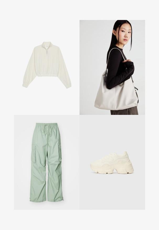 Kort genser i kremfarget stoff, med høy krage, halv glidelås, elastisk nederste kant og mansjetter, med en glatt tekstur og minimalistisk design.; Nike Sportswear DANCE PANT - Cargobukse - jade horizon/sail; Chunky hvite sneakers laget av teksturert mesh og syntetiske materialer, med en tykk såle og intrikate mønsterdetaljer langs sidene.; Beige håndveske laget av mykt materiale, med en slapp design, sydd detaljer og to skulderstropper. Passer for daglig bruk.