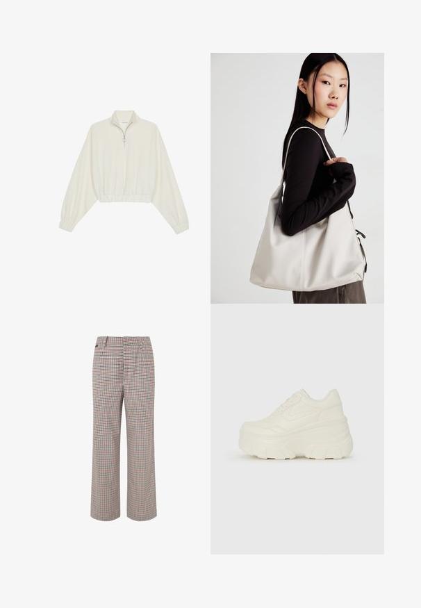 Zkrácený svetr z krémové látky, který má vysoký límec, poloviční zip, elastický spodní lem a manžety, hladkou texturu a minimalistický design.; Kostkované kalhoty v béžové, červené a námořnické modři. Design s širokými nohavicemi, tvarovým pasem a záhyby, s texturovaným povrchem látky.; Bílé platformové tenisky s hladkým svrškem podobným kůži, zaobleným tvarem, polstrovaným límcem a texturovanou gumovou podrážkou s vyznačenými vzory.; Beige kabelka vyrobená z měkkého materiálu, s volným designem, prošívanými detaily a dvěma ramenními popruhy. Vhodná pro každodenní použití.