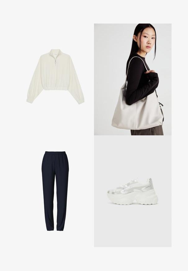 Geknipt pullover in crèmekleurige stof, met een hoge kraag, halve rits, elastische zoom en manchetten, met een soepele textuur en minimalistisch ontwerp.; Marineblauwe sweatpants met een elastische tailleband, tapered leg ontwerp en een gladde textuur. Geschikt voor casual of sportieve kleding.; Zilveren sneaker met een gestructureerde mesh bovenkant en iriserende accenten, voorzien van een chunky witte zool en vetersluiting.; Beige handtas gemaakt van zacht materiaal, met een slonzig ontwerp, gestikte details en twee schouderbanden. Geschikt voor dagelijks gebruik.