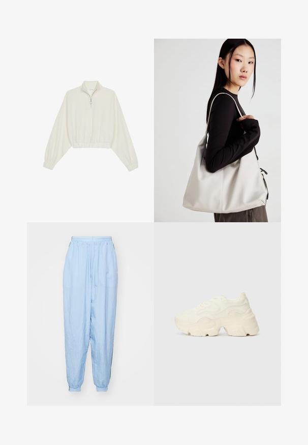 Pullover curto em tecido creme, apresentando um colarinho alto, fecho de meio zíper, bainha e punhos elásticos, com uma textura suave e design minimalista.; Joggers leves de tecido azul claro, com uma cintura elástica, punhos elásticos, bolsos laterais e um acabamento texturizado. Detalhe de riscos laterais pretos.; Sapatilhas brancas chunky feitas de malha texturizada e materiais sintéticos, apresentando uma sola espessa e detalhes de padrão intrincados ao longo dos lados.; Uma bolsa bege feita de material macio, com um design descontraído, detalhes de costura e duas alças para o ombro. Adequada para uso diário.