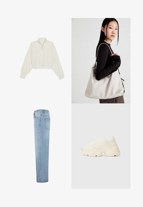 Skraćeni pulover od kremastog materijala, s visokim ovratnikom, zatvaranjem na polovicu munje, elastičnim rubom i manžetama, s glatkom teksturom i minimalnim dizajnom.; Svijetloplave traperice ravnog kroja s visokim strukom i vidljivom stražnjom džepom, prikazane sa strane na bijeloj pozadini.; Masivne bijele tenisice od teksturirane mreže i sintetičkih materijala, sa debelim potplatom i složenim uzorcima duž strana.; Bežna torba od mekog materijala s opuštenim dizajnom, šivanim detaljima i dva remena za rame. Pogodna za svakodnevnu upotrebu.