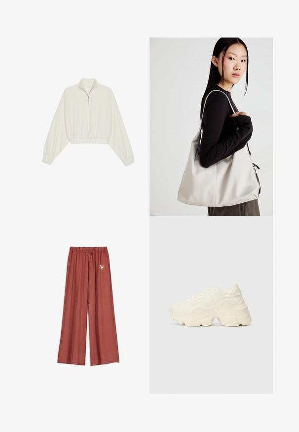 Zkrácený svetr z krémové látky, který má vysoký límec, poloviční zip, elastický spodní lem a manžety, hladkou texturu a minimalistický design.; Široké rustikálně zbarvené kalhoty s elastickým pasem a malým abstraktním detailem na pravé straně blízko pasu.; Chunky bílé tenisky vyrobené z texturované síťoviny a syntetických materiálů, s tlustou podrážkou a složitými vzorovými detaily podél stran.; Beige kabelka vyrobená z měkkého materiálu, s volným designem, prošívanými detaily a dvěma ramenními popruhy. Vhodná pro každodenní použití.