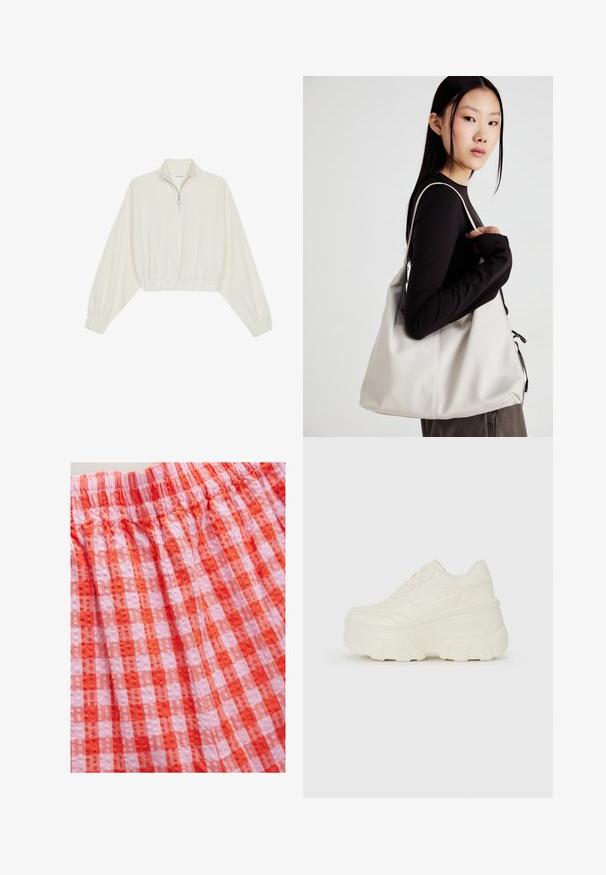 Geknipt pullover in crèmekleurige stof, met een hoge kraag, halve rits, elastische zoom en manchetten, met een soepele textuur en minimalistisch ontwerp.; Rood en roze geruit stof met een textuurniveau, voorzien van een elastische tailleband voor comfort en flexibiliteit.; Witte platform sneakers met een gladde leren bovenkant, afgeronde vorm, gewatteerde kraag en een gestructureerde rubberen zool met duidelijke profiel.; Beige handtas gemaakt van zacht materiaal, met een slonzig ontwerp, gestikte details en twee schouderbanden. Geschikt voor dagelijks gebruik.